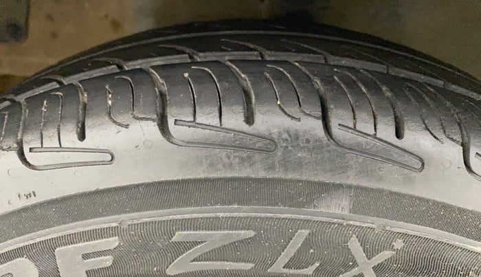 2012 Hyundai Eon D-LITE+, Petrol, Manual, 1,23,598 km, Left Front Tyre Tread