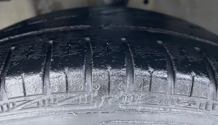 2018 Hyundai Eon ERA PLUS, Petrol, Manual, 33,478 km, Left Front Tyre Tread