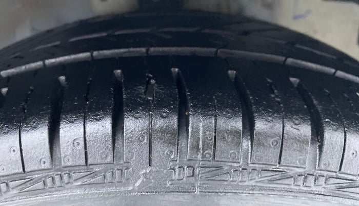 2018 Hyundai Eon ERA PLUS, Petrol, Manual, 33,478 km, Right Front Tyre Tread