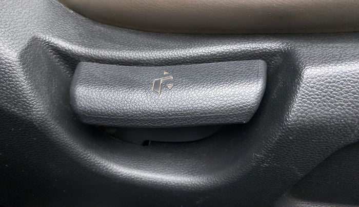 2017 Hyundai Elite i20 MAGNA 1.4 AT, Petrol, Automatic, 70,894 km, Driver Side Adjustment Panel