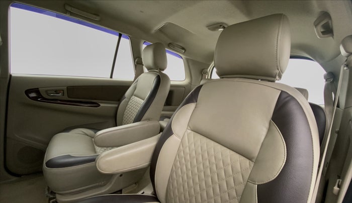 2014 Toyota Innova 2.5 VX 7 STR BS IV, Diesel, Manual, 1,11,630 km, Right Side Rear Door Cabin