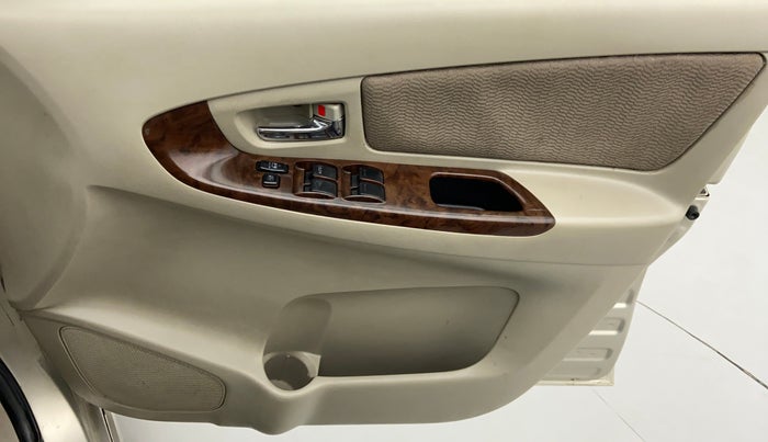 2014 Toyota Innova 2.5 VX 7 STR BS IV, Diesel, Manual, 1,11,630 km, Driver Side Door Panels Control