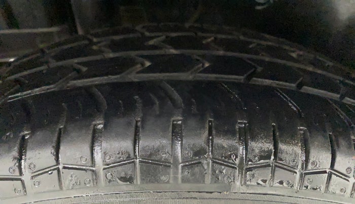 2016 Maruti Swift LXI (O), Petrol, Manual, 48,911 km, Right Rear Tyre Tread