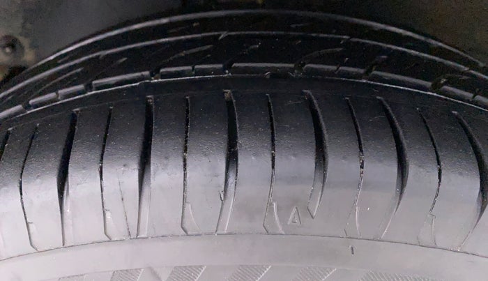 2017 Mahindra Kuv100 K4 6 STR, Petrol, Manual, 62,807 km, Left Front Tyre Tread