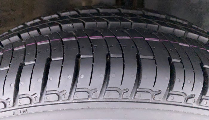 2017 Mahindra Kuv100 K4 6 STR, Petrol, Manual, 62,807 km, Right Front Tyre Tread