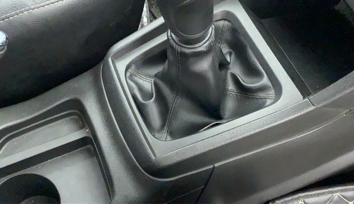 2020 Maruti Vitara Brezza ZXI +, Petrol, Manual, 25,778 km, Gear lever - Boot cover slightly torn