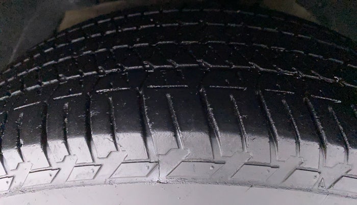 2017 Mahindra XUV500 W10 FWD, Diesel, Manual, 65,473 km, Left Front Tyre Tread