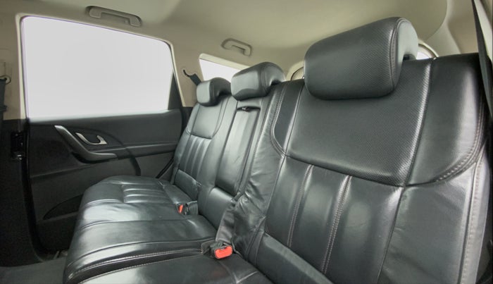 2017 Mahindra XUV500 W10 FWD, Diesel, Manual, 65,473 km, Right Side Rear Door Cabin