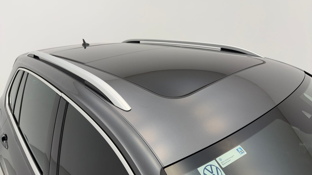 2019 Volkswagen Tiguan 132 Tsi R-line Edition, Automatic, 68171 km, Roof/Sunroof View