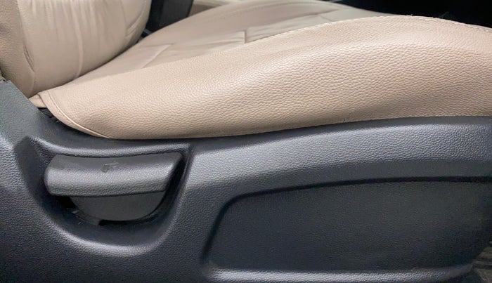 2017 Hyundai Elite i20 MAGNA 1.4 AT, Petrol, Automatic, 62,100 km, Driver Side Adjustment Panel