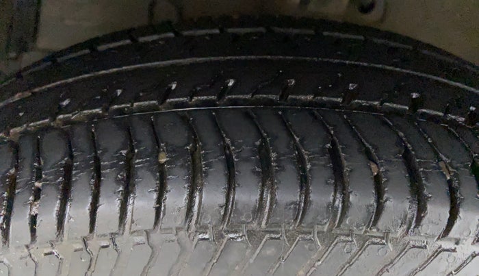 2012 Maruti Swift VXI D, Petrol, Manual, 38,776 km, Left Front Tyre Tread