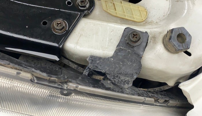 2012 Maruti Swift VXI D, CNG, Manual, 67,917 km, Right headlight - Clamp has minor damage