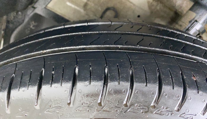2012 Maruti Swift VXI D, CNG, Manual, 67,917 km, Left Front Tyre Tread