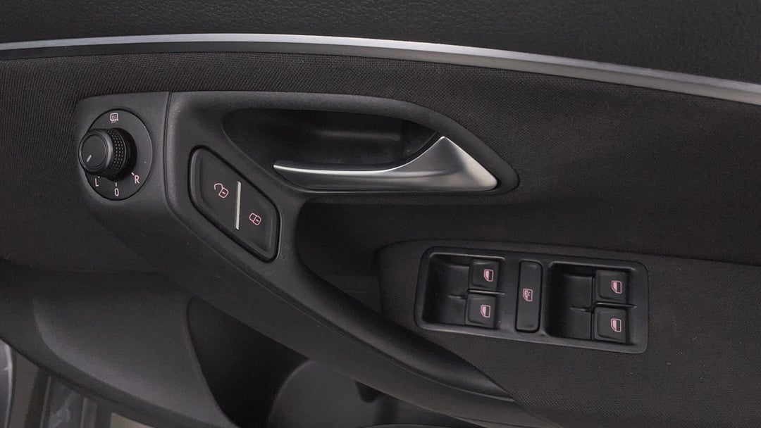 2017 Volkswagen Polo 81 Tsi Comfortline, Automatic, 73127 km, Drivers Side Door Panel Controls