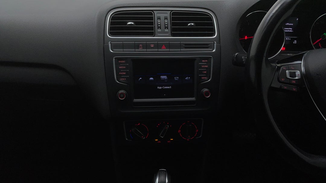 2017 Volkswagen Polo 81 Tsi Comfortline, Automatic, 73127 km, Center Console