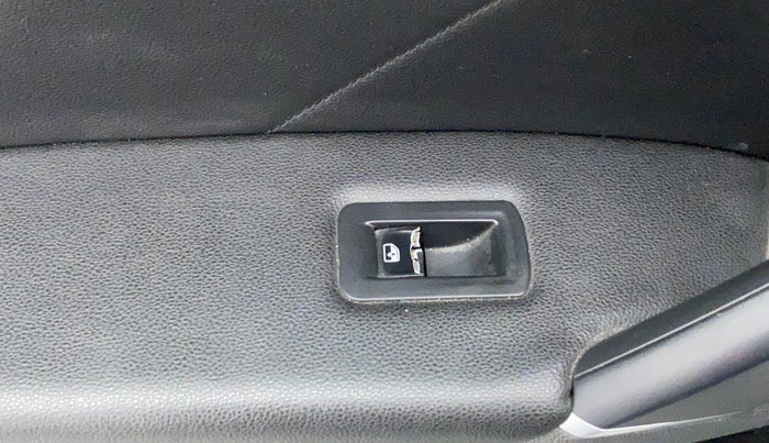 2018 Volkswagen TIGUAN HIGHLINE A/T, Diesel, Automatic, 76,254 km, Left front window switch / handle - Minor damage
