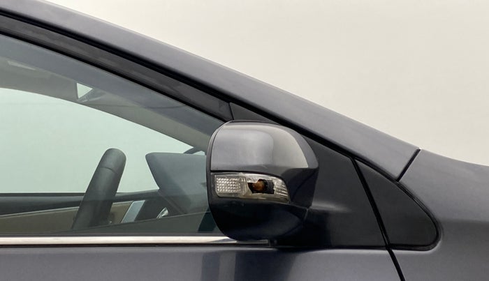 2014 Toyota Corolla Altis G AT, Petrol, Automatic, 98,018 km, Right rear-view mirror - Indicator light has minor damage