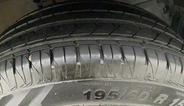 2017 Maruti Swift VXI D, Petrol, Manual, 58,704 km, Right Front Tyre Tread