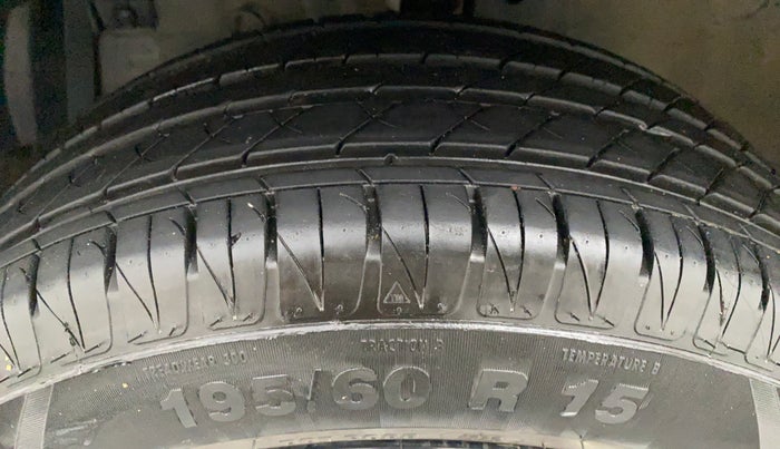 2017 Maruti Swift VXI D, Petrol, Manual, 58,704 km, Left Front Tyre Tread