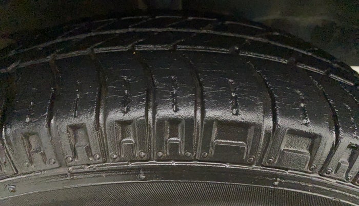 2011 Maruti Eeco 7 STR, Petrol, Manual, 48,000 km, Right Front Tyre Tread