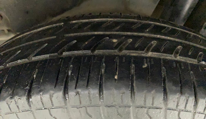 2014 Maruti Swift LXI, Petrol, Manual, 95,897 km, Left Rear Tyre Tread