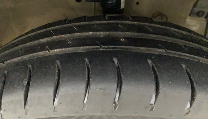 2014 Maruti Swift LXI, Petrol, Manual, 95,897 km, Right Front Tyre Tread