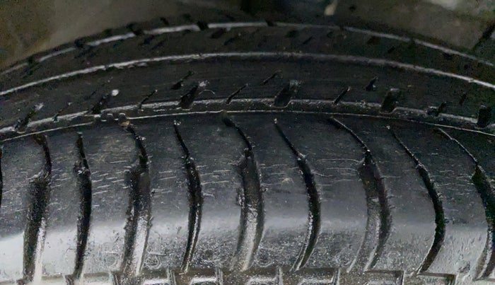 2017 Maruti Swift VXI D, Petrol, Manual, 30,435 km, Right Front Tyre Tread
