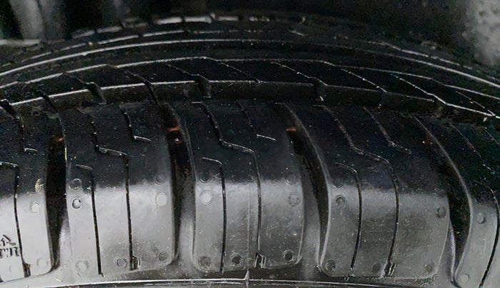 2017 Maruti Swift VXI D, Petrol, Manual, 30,435 km, Right Rear Tyre Tread