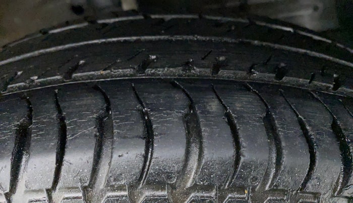 2017 Maruti Swift VXI D, Petrol, Manual, 30,435 km, Left Front Tyre Tread