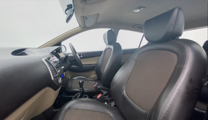 2013 Hyundai i20 MAGNA O 1.2, Petrol, Manual, 33,650 km, Right Side Front Door Cabin