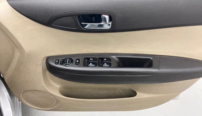 2013 Hyundai i20 MAGNA O 1.2, Petrol, Manual, 33,650 km, Driver Side Door Panels Control