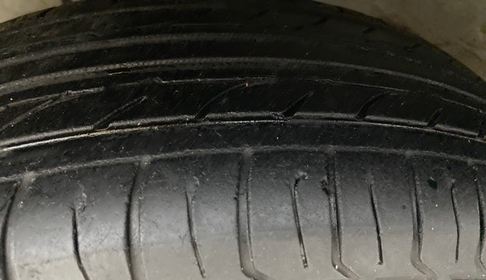 2016 Maruti Swift VDI ABS, Diesel, Manual, 1,07,508 km, Left Front Tyre Tread