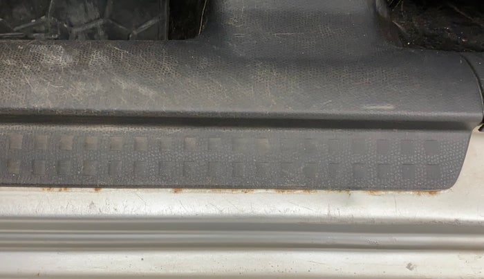 2010 Maruti Swift VXI, Petrol, Manual, 77,112 km, Left running board - Slight discoloration