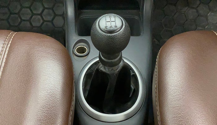 2010 Maruti Swift VXI, Petrol, Manual, 77,112 km, Gear lever - Boot Cover minor damage