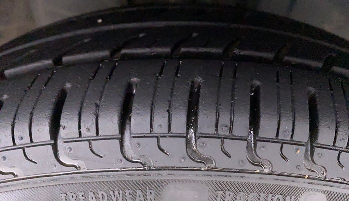 2017 Datsun Redi Go S, Petrol, Manual, 34,639 km, Right Front Tyre Tread