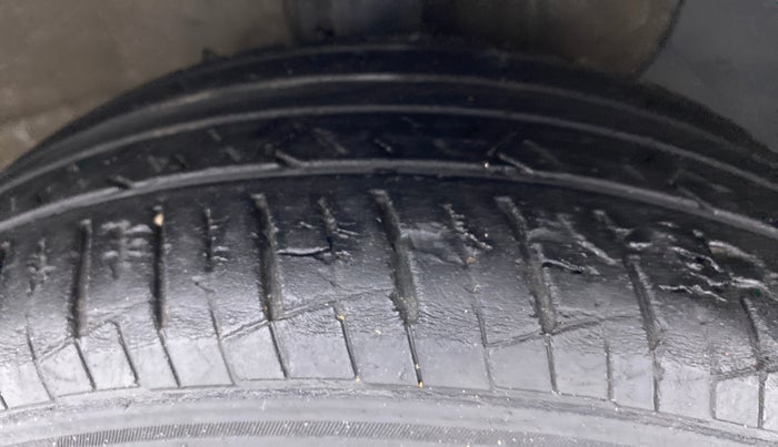 2018 Hyundai Verna 1.6 SX VTVT (O), Petrol, Manual, 40,468 km, Right Front Tyre Tread