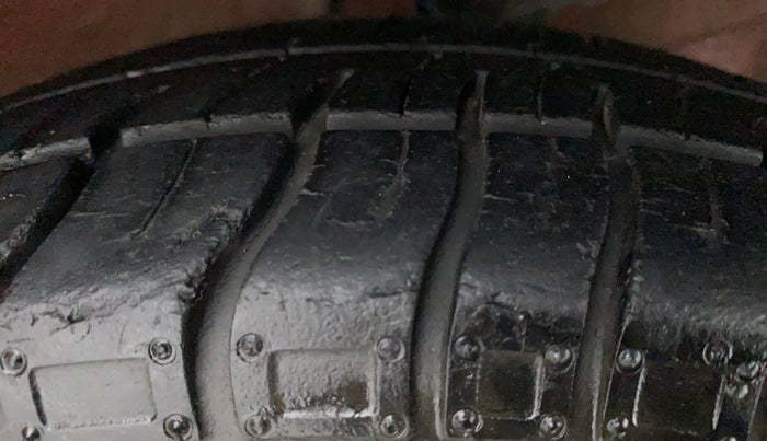2011 Maruti Alto LXI, Petrol, Manual, 57,308 km, Right Front Tyre Tread