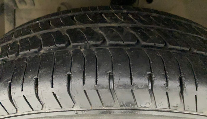2013 Maruti Swift VXI, Petrol, Manual, 78,264 km, Left Front Tyre Tread
