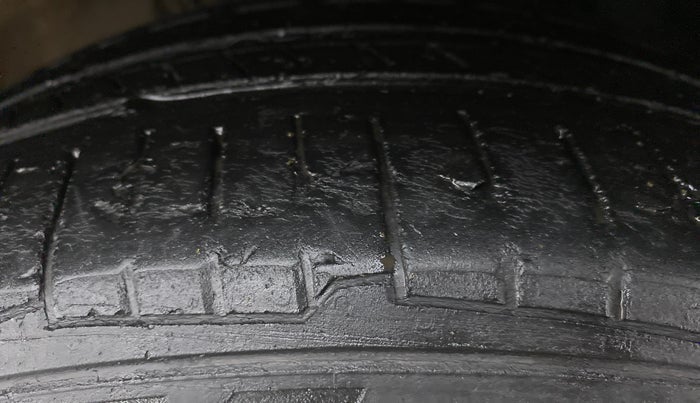 2015 Skoda Rapid 1.5 TDI MT ELEGANCE BLACK PACKAGE, Diesel, Manual, 96,348 km, Right Front Tyre Tread
