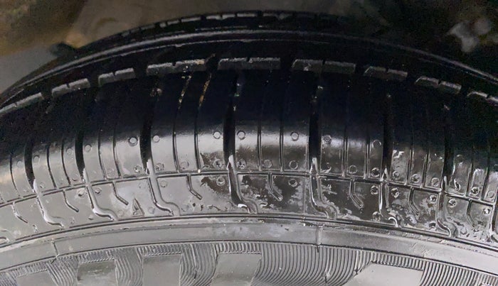 2014 Maruti Swift Dzire VDI BS IV, Diesel, Manual, 98,140 km, Right Front Tyre Tread