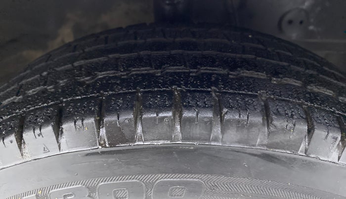 2015 Hyundai Eon ERA PLUS, Petrol, Manual, 33,689 km, Right Front Tyre Tread
