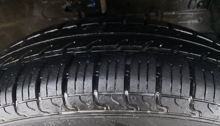 2017 Maruti Swift VXI, Petrol, Manual, 69,221 km, Right Front Tyre Tread