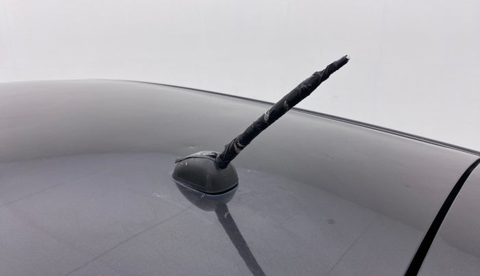 2017 Maruti Swift VXI, Petrol, Manual, 69,221 km, Roof - Antenna has minor damage