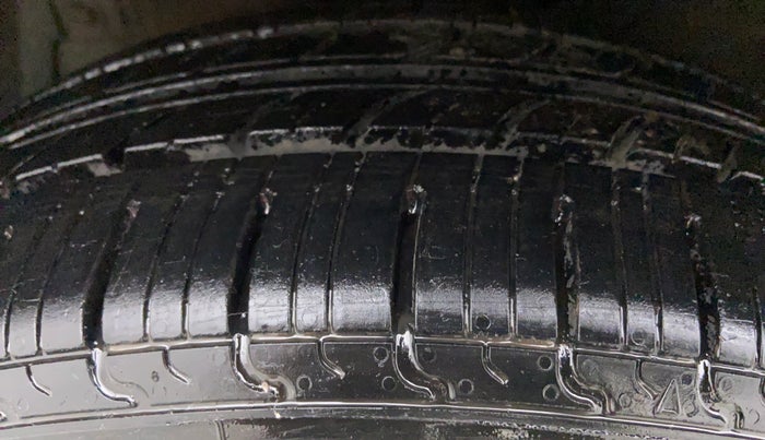 2013 Maruti Ertiga VXI, Petrol, Manual, 27,768 km, Left Front Tyre Tread