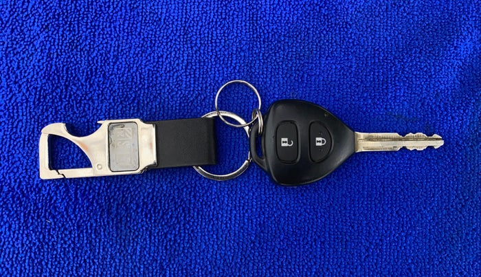 2014 Toyota Innova 2.5 VX 7 STR BS IV, Diesel, Manual, 95,974 km, Key Close Up