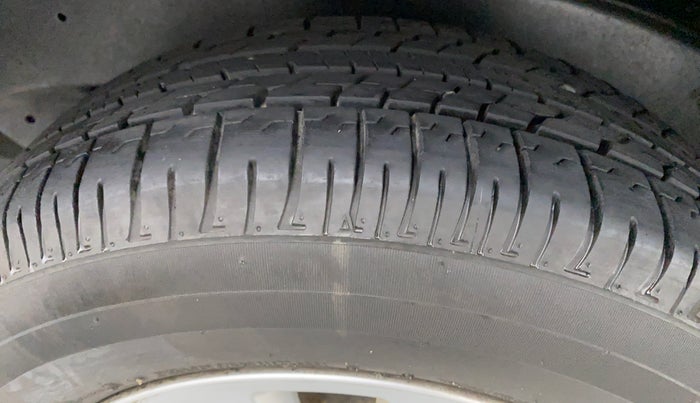 2014 Toyota Innova 2.5 VX 7 STR BS IV, Diesel, Manual, 95,974 km, Left Rear Tyre Tread