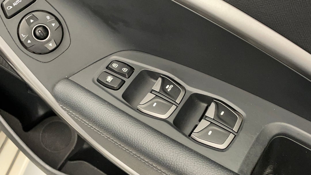 2015 Hyundai Santa Fe Highlander Crdi (4x4), Automatic, 109585 km, Drivers Side Door Panel Controls