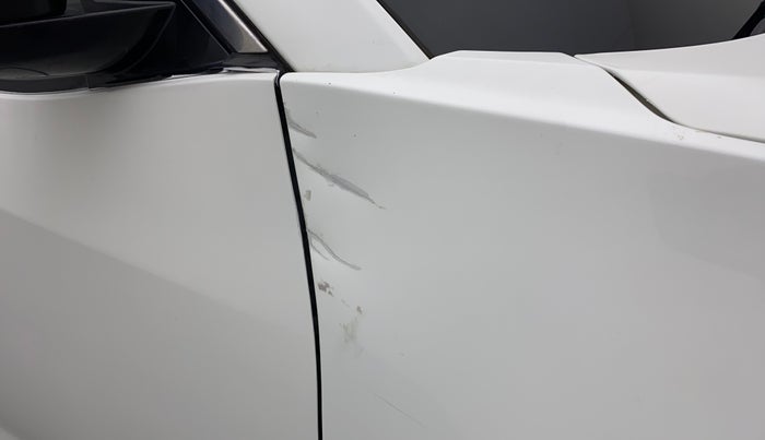 2019 Tata Harrier XZ 2.0L, Diesel, Manual, 1,20,569 km, Right fender - Slightly dented