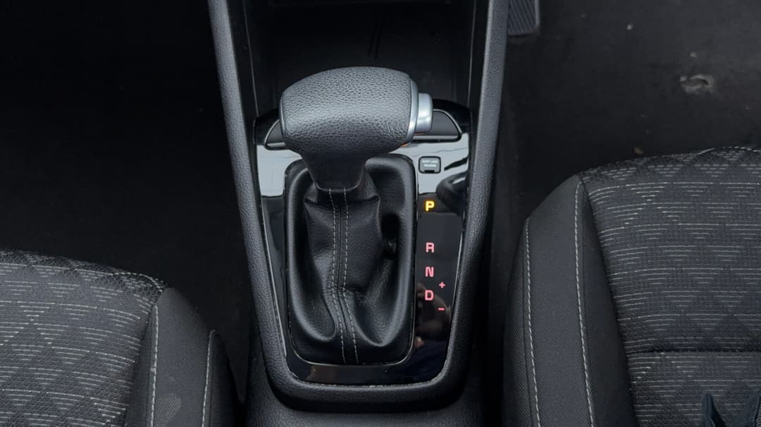 2017 Kia Rio S, Automatic, 120393 km, Gear Lever 
