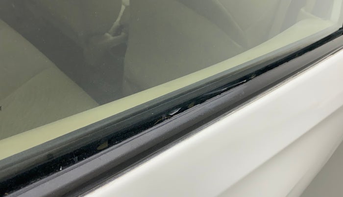 2014 Honda Amaze 1.2L I-VTEC EX, Petrol, Manual, 69,660 km, Right rear door - Weather strip has minor damage